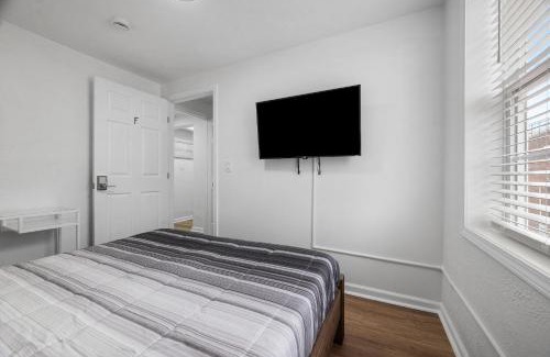 Pittsburgh House | Bloomfield Pittsburgh F Stylish Cozy Private Bedroom, Shared Bathroom, with Free Parking