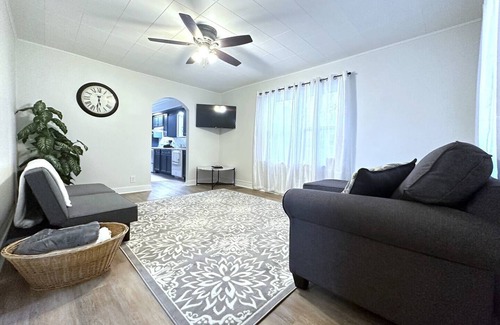 Bloomington House | Bloomington - 2 Master Suites - Great Location!