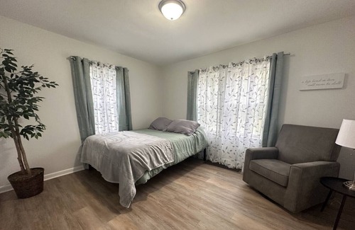 Bloomington House | Bloomington - 2 Master Suites - Great Location!