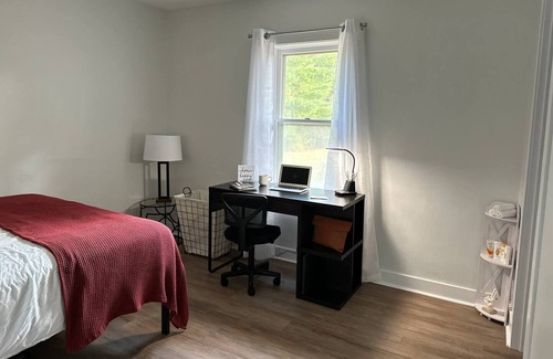 Bloomington House | Bloomington - 2 Master Suites - Great Location!