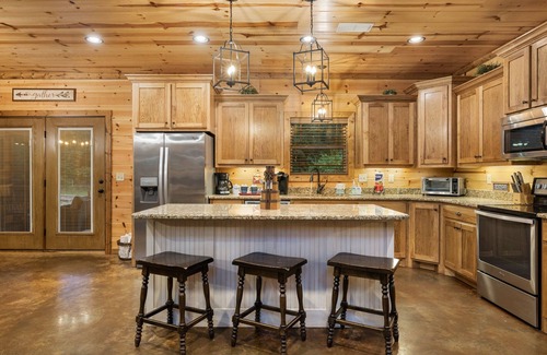Hochatown Cabin | Blossom Belle Lodge: Central Hub | Luxury Family Cabin| Fire Pit | Hot Tub |Deck