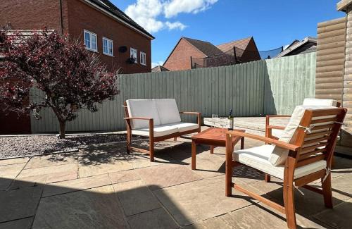 Shrewsbury House | BLOSSOM LODGE - Spacious 3 Bed Property with Large Garden Space