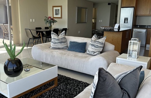 Bloubergstrand Apartment | Bloubergstrand Penthouse Style apartment, private pool and fantastic views