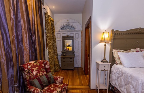 Alma Apartment | Blue Door Inn- Suite One