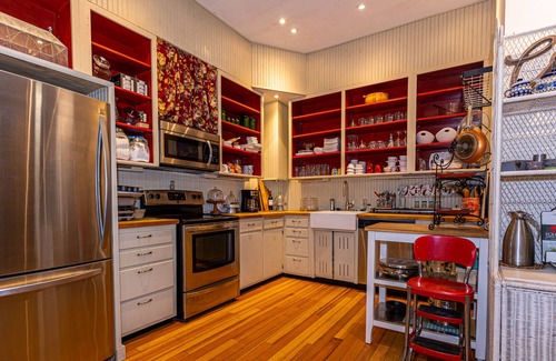 Alma Apartment | Blue Door Inn- Suite One