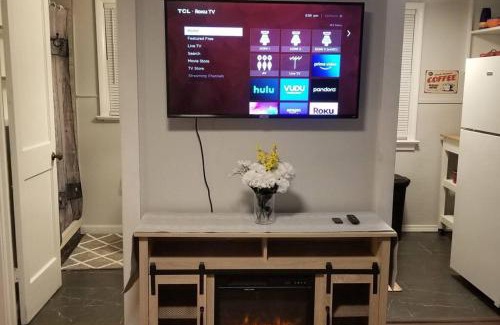 Tulsa Ski Chalet | BLUE FLAMINGO'S ADORABLE GUEST HOUSE -TU-Cherry St-Expo-Downtown-11t