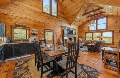 Foxfire Estates Cabin | *Blue Fox Den*Retreat~Golf~Views~Arcade~HotTub