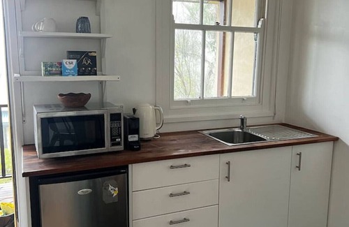 Mount Victoria Cabin | Blue Haze Retreat - studio with kitchenette