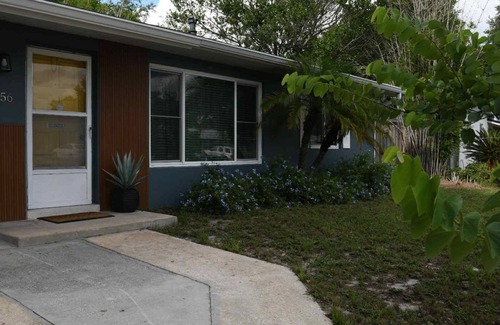 Deltona Lakes Cottage | Blue Heron Cottage Cozy 2 BR Sleeps 6 + Fire Pit