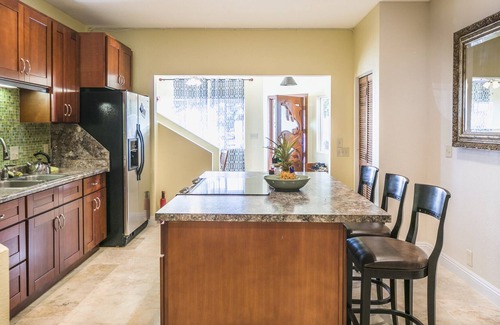 Kaimuki Apartment | Blue house (Main floor) 5 bedrooms 2.5 baths