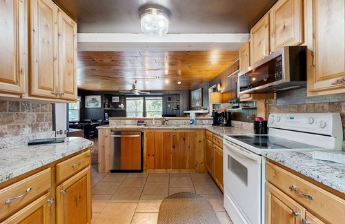 Rhinelander Cabin | Blue Jay Cabin | Lakefront cabin in Rhinelander with dock & row boat
