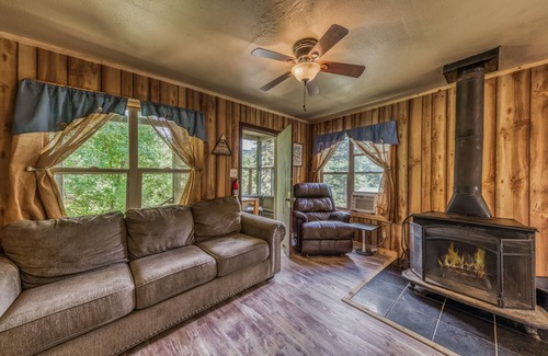 Ruidoso Cabin | Blue Jay: Cute, Rustic 2 Bedroom in the Upper Canyon!