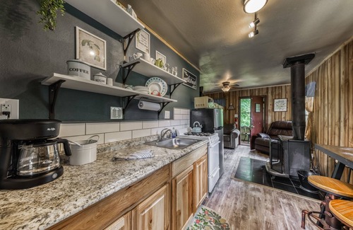 Ruidoso Cabin | Blue Jay: Cute, Rustic 2 Bedroom in the Upper Canyon!