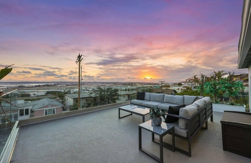 Middletown House | BLUE LAGOON➕ BONUS APT ♦ GAMES ♦ POOL ♦ VIEWS ♦ LUXURY - THIS PLACE IS NUTS!