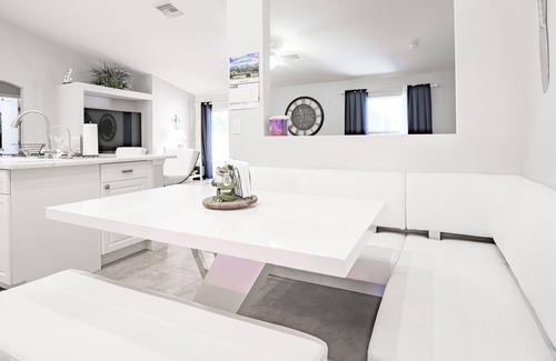 Diplomat House | Blue Lagoon Family-Home, saltwater heated pool, close to the beach