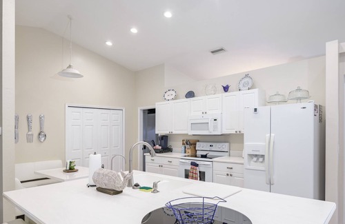 Diplomat House | Blue Lagoon Family-Home, saltwater heated pool, close to the beach