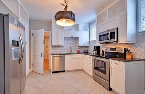 Cannonborough Elliotborough Apartment | Blue Magnolia | Porch-Side Living Steps from King