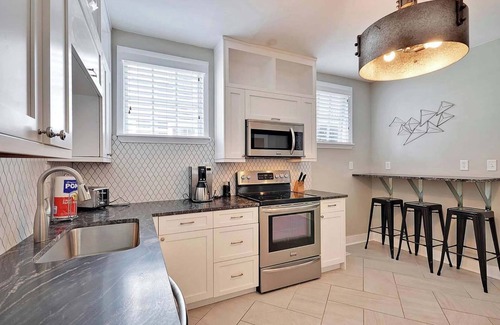 Cannonborough Elliotborough Apartment | Blue Magnolia | Porch-Side Living Steps from King