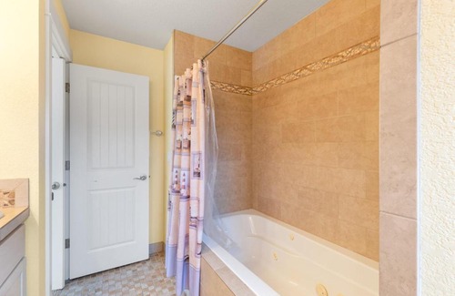 Lincoln City House | Blue Marlin, Arcade, Hot Tub, Sleeps 10