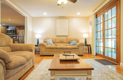 Walland House | Blue Mist Cottage – Pet Friendly 2BR w/Hot Tub | Near Blackberry Farm