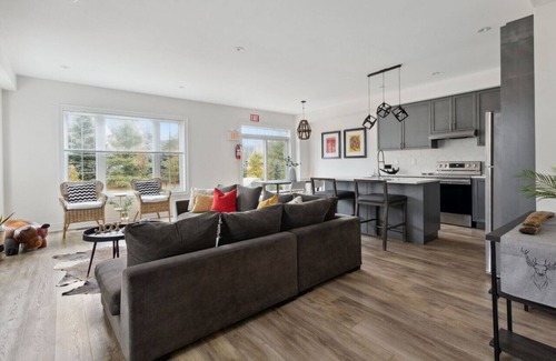 The Blue Mountains House | Blue Mountain Retreat w/Pool + Village Shuttle
