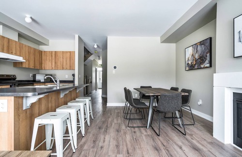 The Blue Mountains House | Blue Mountain Village Townhome 3 Bedroom w Shuttle