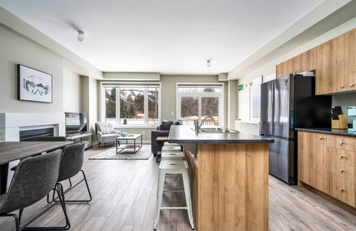 The Blue Mountains House | Blue Mountain Village Townhome 3 Bedroom w Shuttle