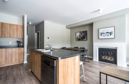 The Blue Mountains House | Blue Mountain Village Townhome 3 Bedroom w Shuttle