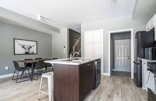 The Blue Mountains House | Blue Mountain Village Townhome 3 Bedroom w Shuttle