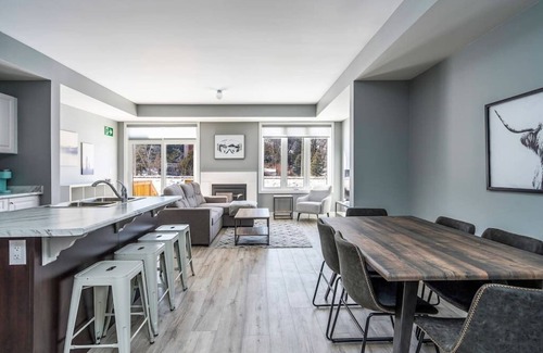 The Blue Mountains House | Blue Mountain Village Townhome 3 Bedroom w Shuttle