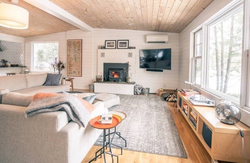 Saugerties House | Blue Mountain Cabin: Saugerties Mid-Century Mod Home with Hot Tub, close to HITS