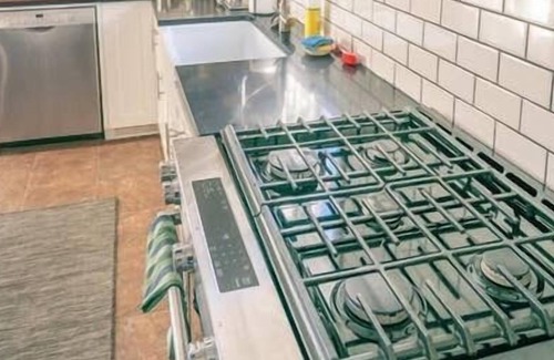 Saugerties House | Blue Mountain Cabin: Saugerties Mid-Century Mod Home with Hot Tub, close to HITS