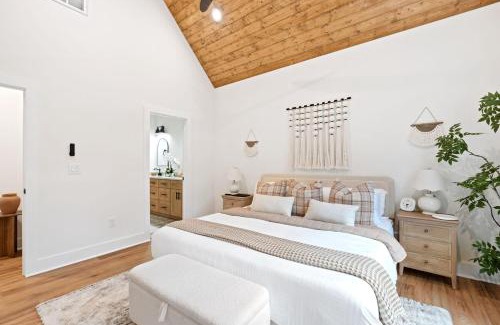 Westminster House | Blue Owl Lakefront Getaway Hot Tub Mini Golf