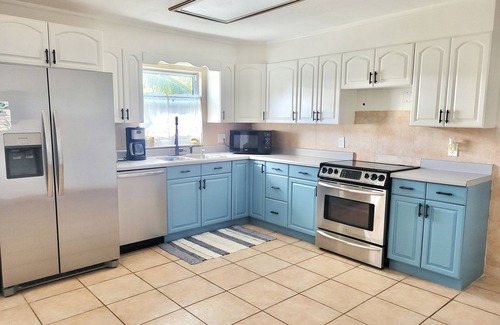 North Captiva House | Blue Pearl-close to beach, screened porch, club, courtesy golf cart for 4.
