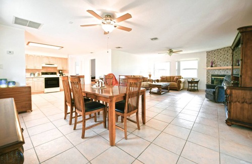 North Captiva House | Blue Pearl-close to beach, screened porch, club, courtesy golf cart for 4.