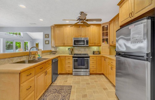 Smith Mountain Lake House | Blue Ridge Beach - Sleeps 10, screened-in porch, fantastic views.