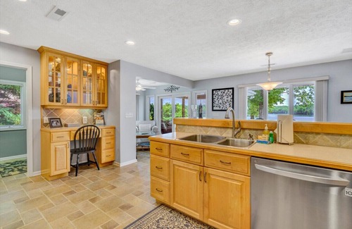 Smith Mountain Lake House | Blue Ridge Beach - Sleeps 10, screened-in porch, fantastic views.