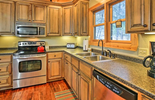 Cashes Valley Cabin | Blue Ridge Cabin w/Wooded Views, Deck & Hot Tub!