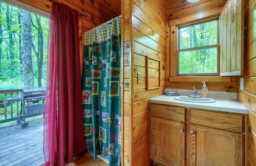 Logan Cabin | Blue Rose Cabins - Cozy Cabin