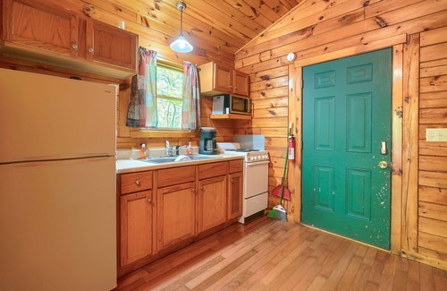 Logan Cabin | Blue Rose Cabins - Cupids Cabin