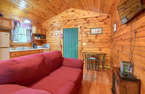 Logan Cabin | Blue Rose Cabins - Lovebirds Cabin