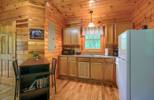 Logan Cabin | Blue Rose Cabins - Treetops Cabin