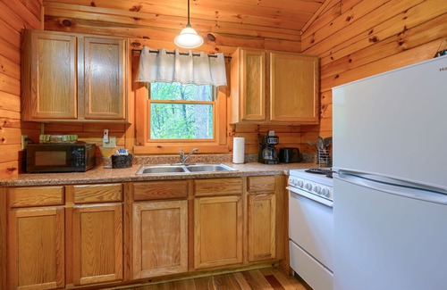 Logan Cabin | Blue Rose Cabins - Wildwood Cabin