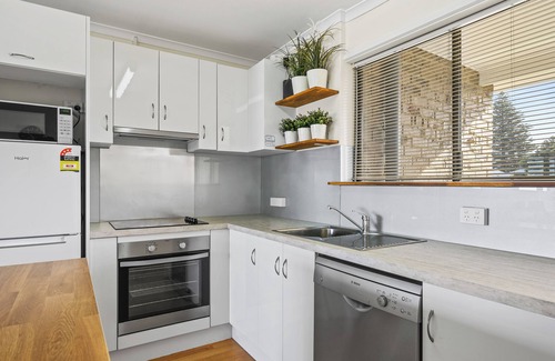 Victor Harbor Apartment | Blue Seas on the Esplanade
