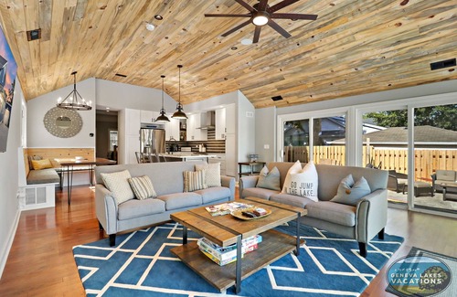 Lake Geneva House | Blue Sky Oasis | Saltwater Pool | Cabana Lounge | Hot Tub