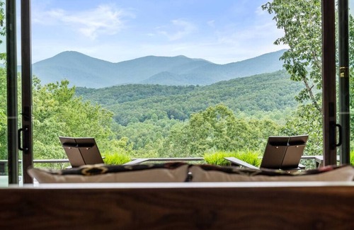 Dahlonega Cabin | Blue Spruce, Alpine Cabin -Views! Outdoor shower, hot tub, more!
