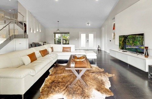 Davie House | Blue Stone Lake home by PMI
