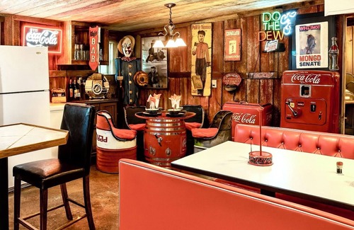 Gruetli Laager Cabin | Blue Suede Stay - Elvis’s Escape