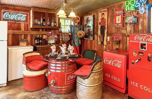 Gruetli Laager Cabin | Blue Suede Stay - Elvis’s Escape