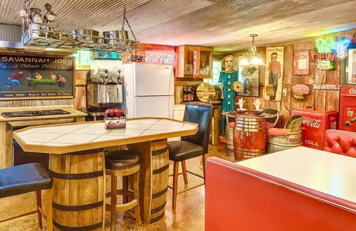 Gruetli Laager Cabin | Blue Suede Stay - Elvis’s Escape